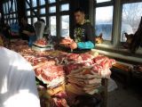 09.03.2013 – Hygienicky balené mäsko na trhu v Kimry © Dušan Štefánik