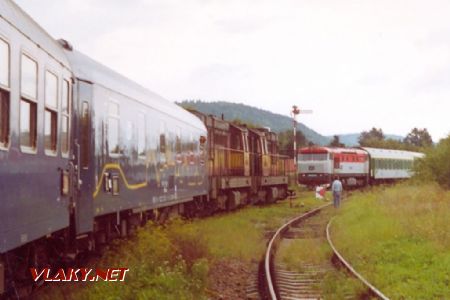 Križovanie odklonových rýchlikov vo Vráži u Berouna, leto 2002 © Peter Bado