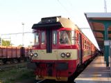 06.09.2004 - Hradec Králové hl.n.: ''katr'' 854.223-5 ''Milenka'' v čele Os 5523 z Jičína © PhDr. Zbyněk Zlinský