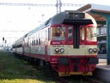 06.09.2004 - Hradec Králové hl.n.: ''katr'' 854.223-5 ''Milenka'' v čele Os 5523 z Jičína © PhDr. Zbyněk Zlinský