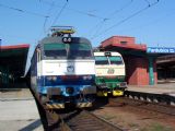 06.09.2004 - Pardubice hl.n.: ''krysa'' 350.018-8 ZSSK na EC 79 ''Csárdás'' Praha hl.n. - Budapest-Nyugati pu a 150.022-2 (R 621) © PhDr. Zbyněk Zlinský