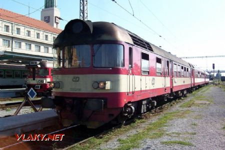 06.09.2004 - Hradec Králové hl.n.: ''hydra'' 852.013-2 v čele Os 5504 do Turnova © PhDr. Zbyněk Zlinský