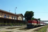 6.8.2013 - Nitra: 736 102-5 na čele Os 5033 v cieli © Ondrej Krajňák