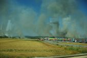 6.8.2013 - Hlohovec: Požiar pri trati vidím z autobusu © Ondrej Krajňák