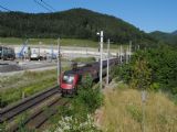 17.08.2013 - Vlak Railjet projíždí kolem staveniště tunelu Semmering nedaleko stanice Gloggnitz © Marek Topič