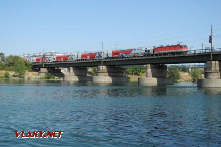 18.08.2013 - Regionální vlak v čele s 1144 na viaduktu přes kanál Neue Donau ve Vídni © Marek Topič
