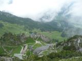 Wendelstein: vlevo pod střechou stanice zubačky, dole Bayrischzell © Tomáš Kraus, 5.7.2013