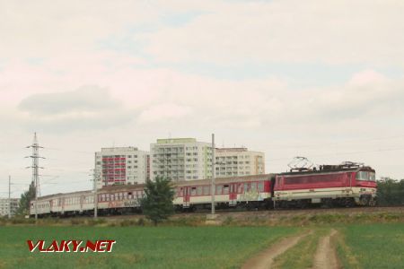 Pravidelný osobný vlak Kúty - Trnava 2611 posilnený o dva vozne pred stanicou Trnava (15.9.2012) © Marko