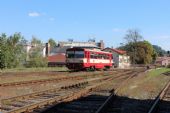 07.09.2013 - Trutnov hl.n.: 810.100-8 přijíždí jako Os 15760 z Teplic nad Metují © PhDr. Zbyněk Zlinský