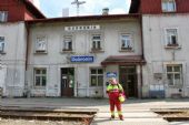27.09.2013 - Dobronín: jediný cestující čeká na Os 8354 Horní Cerekev - Havlíčkův Brod © Karel Furiš