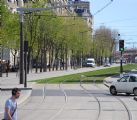 Paříž: pohled na zatravněné tramvajové těleso linky T3a od zastávky Porte de Versailles směrem ke konečné Porte de Vincennes	14.4.2013	 © 	Lukáš Uhlíř