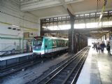Paříž: souprava metra typu MF2000 stojí ve stanici linky 5 Gare d´Austerlitz směrem na Bobigny - Pablo Picasso	14.4.2013	 © 	Jan Přikryl