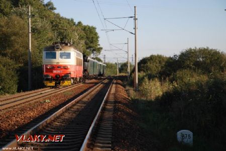 28.09.2013 - úsek Břeclav - Ladná: 242.253 + 433.001 se soupravou při návratu do Brna © Radek Hořínek