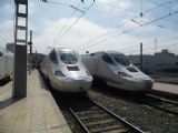 Alicante/Alacant: trojice kačenek řady 130 RENFE stojí u dočasných nástupišť širokorozchodné části stanice Terminal	16.4.2013	 © 	Jan Přikryl