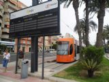 Alicante/Alacant: celkový pohled na ''plážovou'' konečnou linky 4L Puerta del Mar/Porta del Mar s čekající tramvají typu Flexity Outlook	16.4.2013	 © 	Jan Přikryl