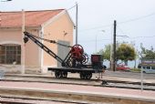 Alicante/Alacant: muzeální mobilní jeřáb slouží na zdejší úzkorozchodné síti od roku 1914, dnes stojí jako exponát u depa	16.4.2013	 © 	Lukáš Uhlíř