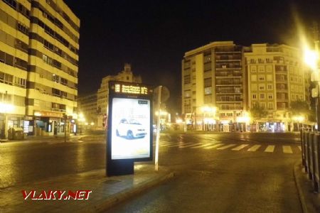 Valencie: náměstí Plaza Espanya od autobusové zastávky Sant Vicent Màrtir - Espanya s ukazatelem rozjezdů nočních spojů	16.4.2013	 © 	Jan Přikryl