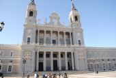 Madrid: průčelí katedrály Almudena naproti královskému paláci	18.4.2013	 © 	Lukáš Uhlíř