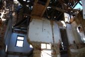 13.10.2013 – Suchá Hora: Rozpadnuté vnútro budovy © Lukáš Holeš