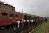 Handlovčania smerujú ku svojmu vyhradenému vozňu; Handlová 21.9.2013 © Miroslav Sekela