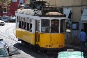 Lisabon: tramvaj ''remodelado'' projíždí na lince 28 krátkým jednokolejným úsekem na ulici Rua São Tomé	20.4.2013	 © 	Lukáš Uhlíř