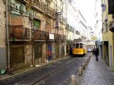 Lisabon: tramvaj typu ''remodelado'' číslo 560 projíždí na lince 12E uličkou Rua Cavaleiros mezi zastávkami Socorro a Largo Terreirinho	20.4.2013	 © 	Jan Přikryl