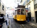 Lisabon: tramvaj typu ''remodelado'' číslo 560 přijíždí na lince 12E do zastávky Largo Terreirinho přes místo zrušené výhybky	20.4.2013	 © 	Jan Přikryl
