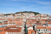 Lisabon: pěší zóna Rua de Santa Justa a hrad nad městem z vyhlídkové plošiny nad výtahem Elevador de Santa Justa	20.4.2013	 © 	Lukáš Uhlíř