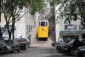 Lisabon: vůz lanovky Elevador do Lavra stojí v dolní stanici na ulici Calçada do Lavra 	20.4.2013	 © 	Lukáš Uhlíř