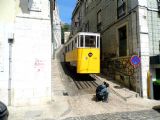 Lisabon: vůz lanovky Elevador do Lavra stojí v dolní stanici na ulici Calçada do Lavra 	20.4.2013	 © 	Jan Přikryl