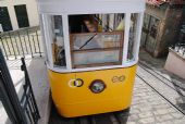 Lisabon: detail vozu lanovky Elevador do Lavra, stojícího v horní stanici na ulici Rua Câmara Pestana	20.4.2013	 © 	Lukáš Uhlíř