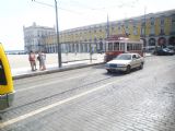 Lisabon: turistická tramvaj stojí na kusé koleji v zastávce Praça Comércio na stajnojmenném rekonstruovaném náměstí	20.4.2013	 © 	Jan Přikryl