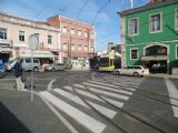 Lisabon: nízkopodlažní tramvaj typu ''articulado'' od Siemense opouští cestou na Praça Figueira předměstské náměstíčko Largo Calvario 	20.4.2013	 © 	Jan Přikryl