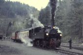 Ještě jeden pohled na vlak z Gernrode ve stanici Eisfelder Talmühle dne 6.5.1987. Zde je patrná i souprava vlaku © Pavel Stejskal