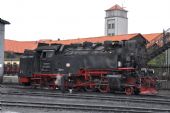 Topič doplňuje olej do ložiska prostředního dvojkolí stroje 99.7232 v depu Wernigerode dne 8.10.2013 © Pavel Stejskal