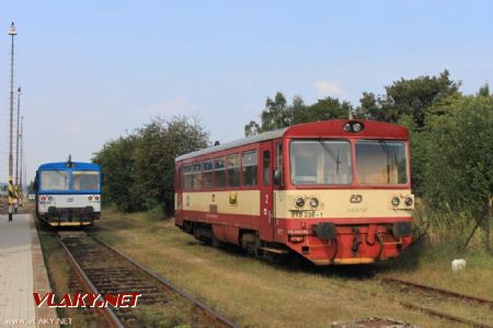 Setkání motorových vozů 810.341 a 226. Karlovy Vary dolní nádraží 31.8.2013 © Martin Kalousek