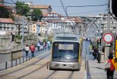 Porto: jednotka metra typu Eurotram pomalu projíždí po historickém mostě přes Douro Ponte Dom Luís směrem do centra	21.4.2013	 © 	Lukáš Uhlíř