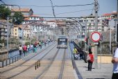 Porto: jednotka metra typu Eurotram pomalu projíždí po historickém mostě přes Douro Ponte Dom Luís směrem do centra	21.4.2013	 © 	Lukáš Uhlíř