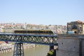 Porto: jednotka metra typu Eurotram projíždí jižním koncem mostu Ponte Dom Luís směrem na konečnou linky D Santo Ovidio	21.4.2013	 © 	Lukáš Uhlíř