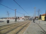 Porto: jednotka metra typu Eurotram pomalu projíždí po historickém mostě přes Douro Ponte Dom Luís směrem do centra	21.4.2013	 © 	Jan Přikryl