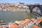 Porto: zástavba v okolí jižního předmostí dolní mostovky mostu Ponte Dom Luís z kabiny lanovky Teleférico do Gaia	21.4.2013	 © 	Lukáš Uhlíř