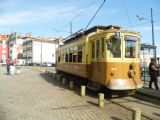 Porto: historická tramvaj z 20. let číslo 216 stojí ve výstupní zastávce koncové výhybny linky 1 Infante v centru města	21.4.2013	 © 	Jan Přikryl