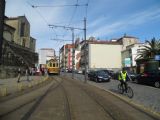 Porto: historická tramvaj od firmy Brill dojela na konec tratě linky 1 za koncovou výhybou Infante na ulici Rua Infante Dom Henrique	21.4.2013	 © 	Jan Přikryl