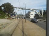 Porto: vznosný most Ponte da Arrabida z roku 1963 pohledem z tramvaje linky 1, jedoucí po nábřeží Rua Ouro	21.4.2013	 © 	Jan Přikryl