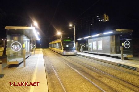 Porto: jednotka metra typu Eurotram přijela jako předposlední večerní spoj na konečnou linky A Senhor de Matosinhos	22.4.2013	 © 	Jan Přikryl
