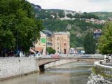 11.06.2013 - Sarajevo, nábřeží Milačky s radnicí © Marek Vojáček