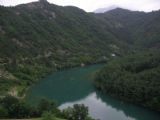 12.06.2013 - Jablanica, na levém břehu je patrné těleso bývalé úzkokolejky, nyní silnice © Zdeněk Vašíček