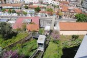 Coimbra: jediný vůz lanovky Elevador do Mercado sjíždí od horní stanice 	22.4.2013	 © 	Lukáš Uhlíř