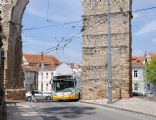 Coimbra: autobus Volvo/Marcopolo číslo 293 z roku 2007 podjíždí na lince 5 ulicí Alameda Doutor Júlio Henriques pod obloukem akvaduktu	22.4.2013	 © 	Lukáš Uhlíř