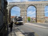 Coimbra: trolejbus Caetano/EFACEC číslo 57 z roku 1985 podjíždí na lince 103 akvadukt na ulici Alameda Doutor Júlio Henriques	22.4.2013	 © 	Jan Přikryl